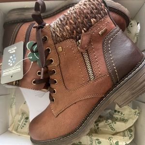 Spring Step faux fur vegan leather water resistant lined boot. Size 38 (7.5-8M).